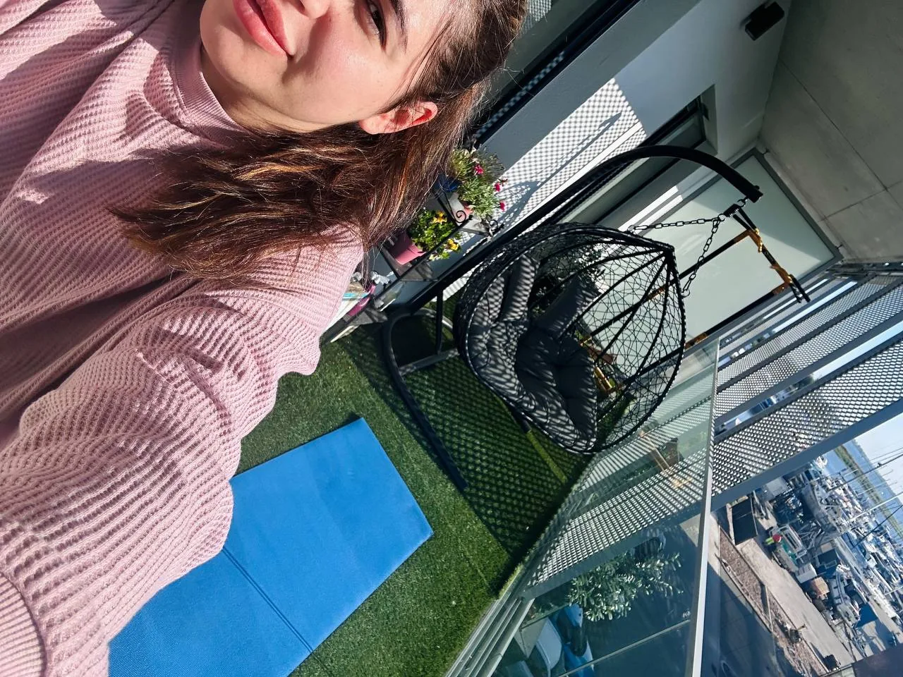 Фотографія з нерозбірливим англомовним текстом на фоні, без чітко зрозумілого змісту