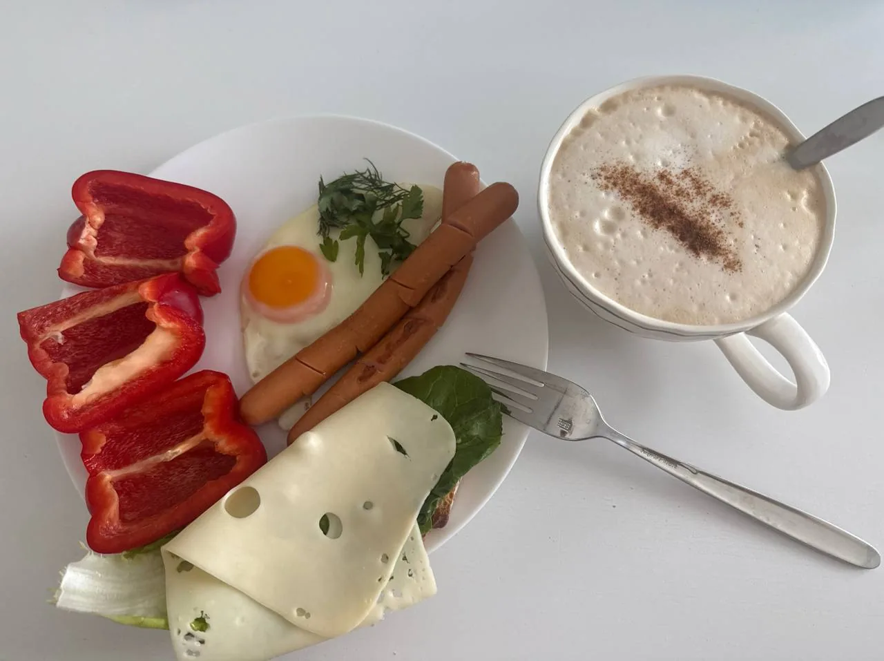 Сніданок з яйцем, ковбасками, сиром, перцем та зеленню, що підходить для кето раціону