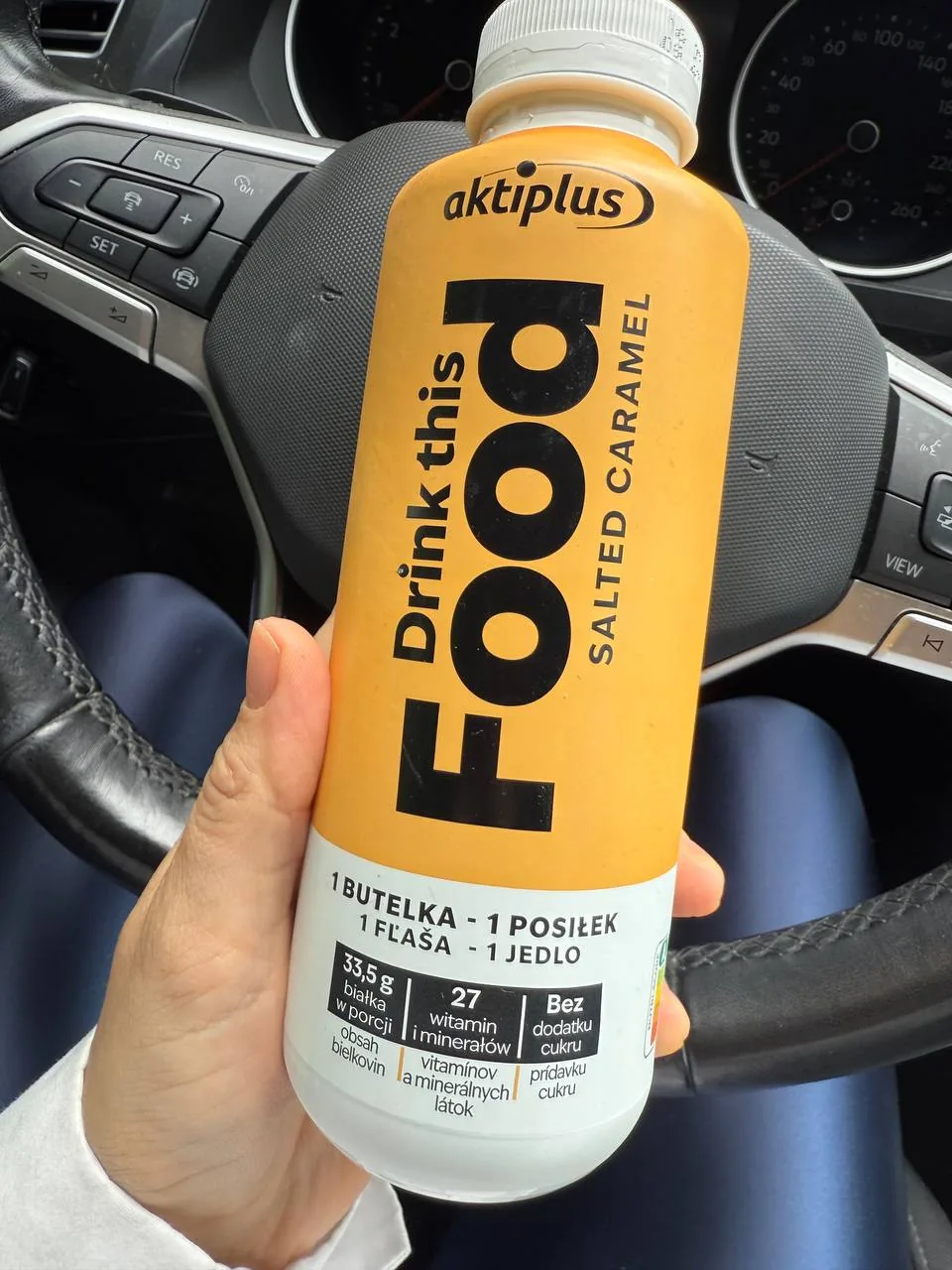 Портретне фото з нечітким текстом, пов’язане з темою емоційного переїдання та харчових звичок