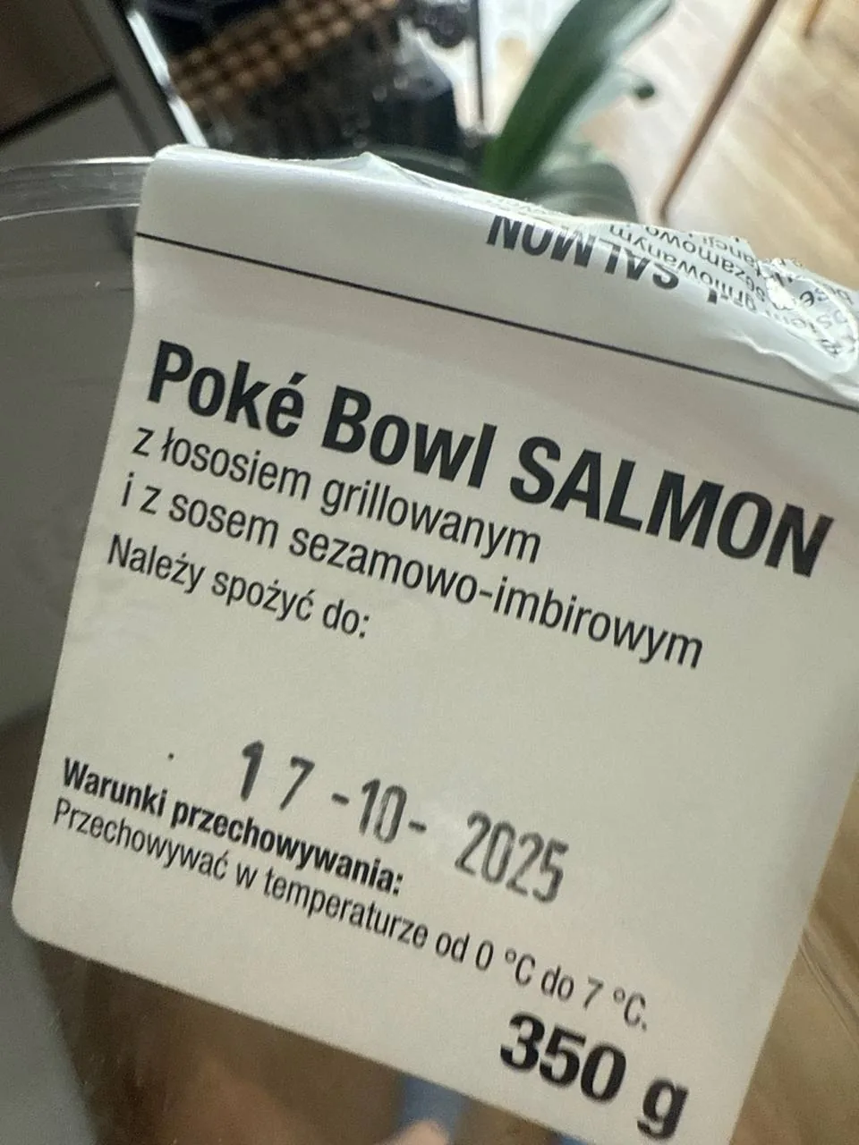 Портретне фото з текстом про страву Poké Bowl, використане як ілюстрація до матеріалів про терапію GLP-1 під наглядом лікаря