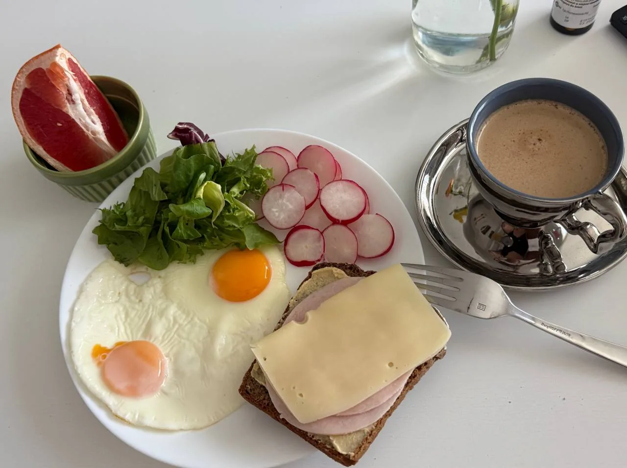 Сніданок з яйцями, овочами, сендвічем, грейпфрутом і кавою як приклад страви в раціоні з дефіцитом калорій