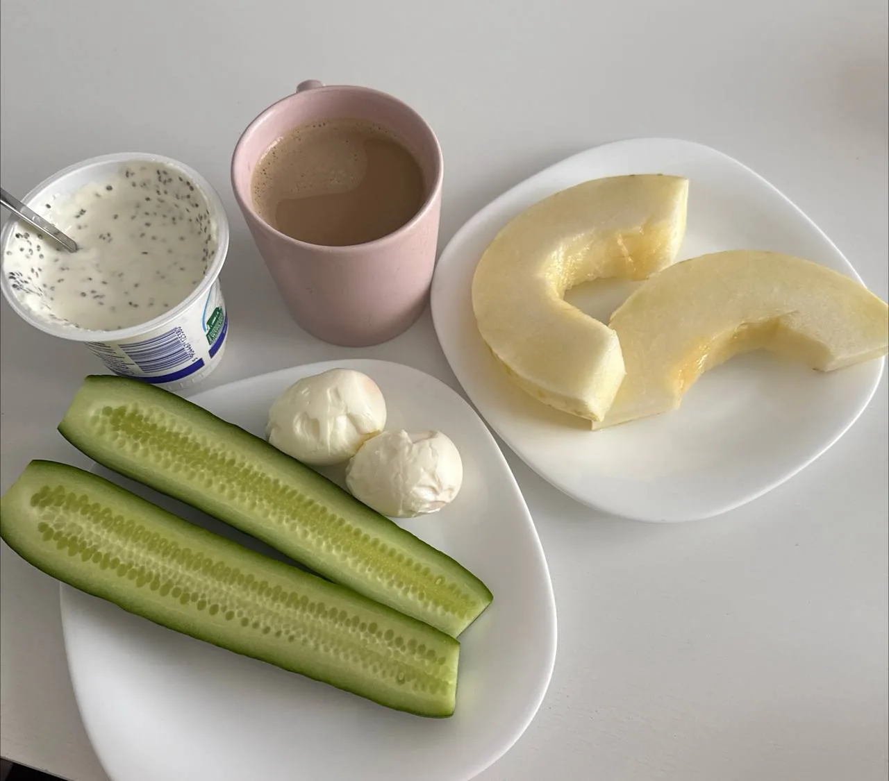 Тарілка зі здоровим перекусом з овочами, сиром, йогуртом і чаєм як приклад збалансованого вибору при інсулінорезистентності