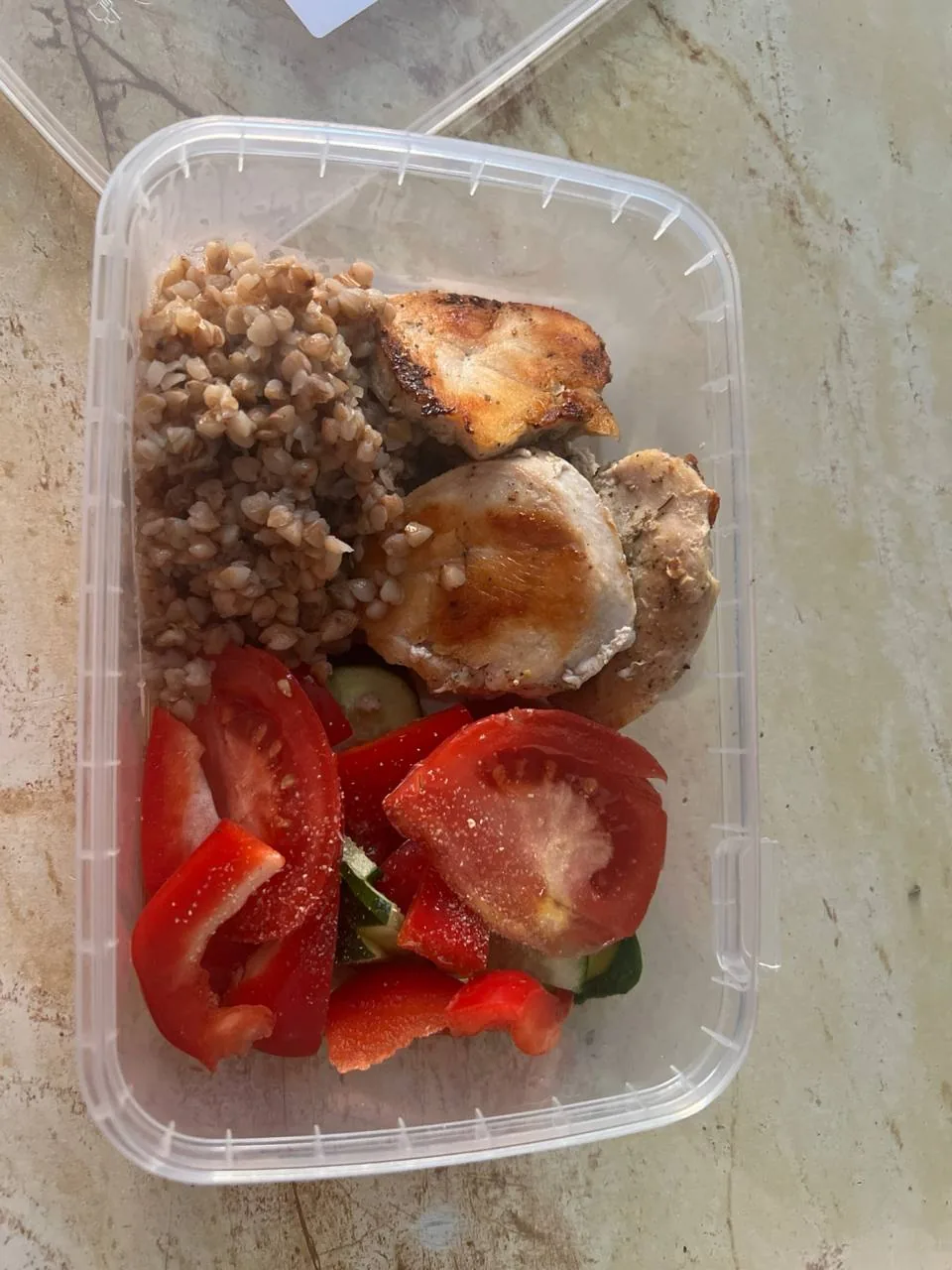 Портретне фото у вертикальному форматі з частково нерозбірливим текстом на передньому плані