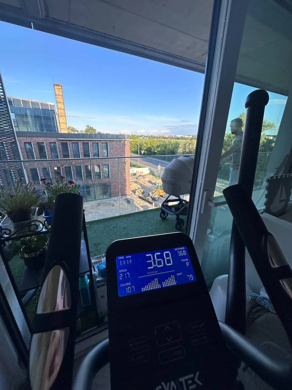 Кардіотренажер у залі з видом на балкон, що підкреслює роль помірної фізичної активності в безпечному схудненні