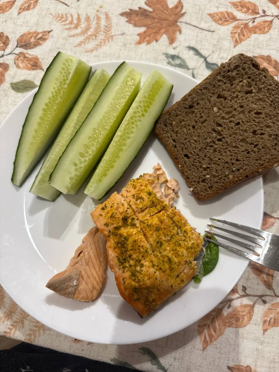 Портретне фото у вертикальному форматі з нечітким текстом на тлі