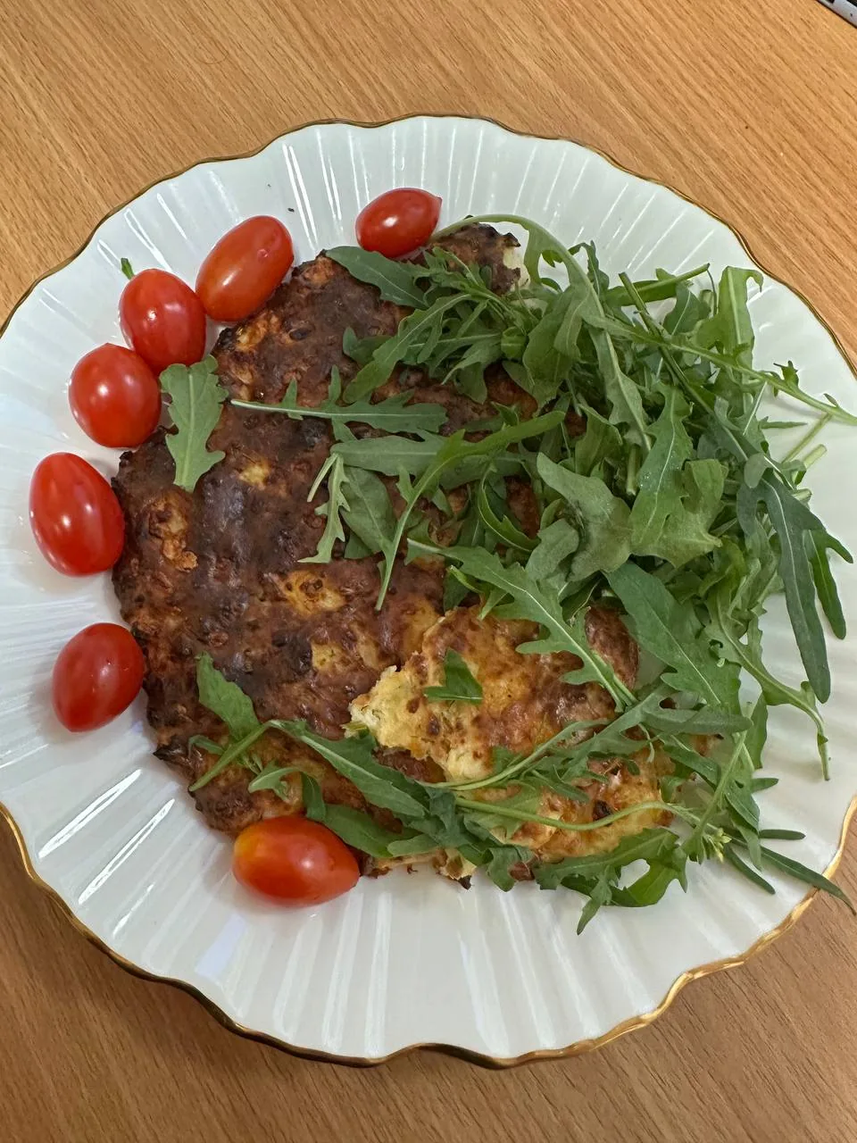 Портретне вертикальне фото з нечітким текстом на тлі, декоративне зображення для статті про вісцеральний жир